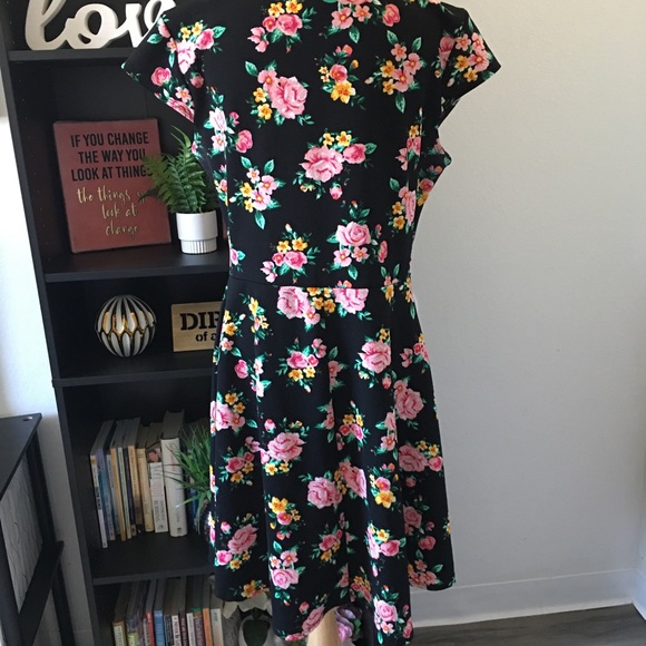 ✨️4/$25✨️ SALE. MYTH floral dress. 1X - Picture 4 of 12